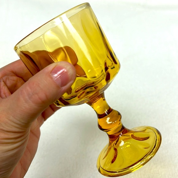 Vintage pair of amber “Kings Crown” small goblets by HAZEL ATLAS - Picture 2 of 5